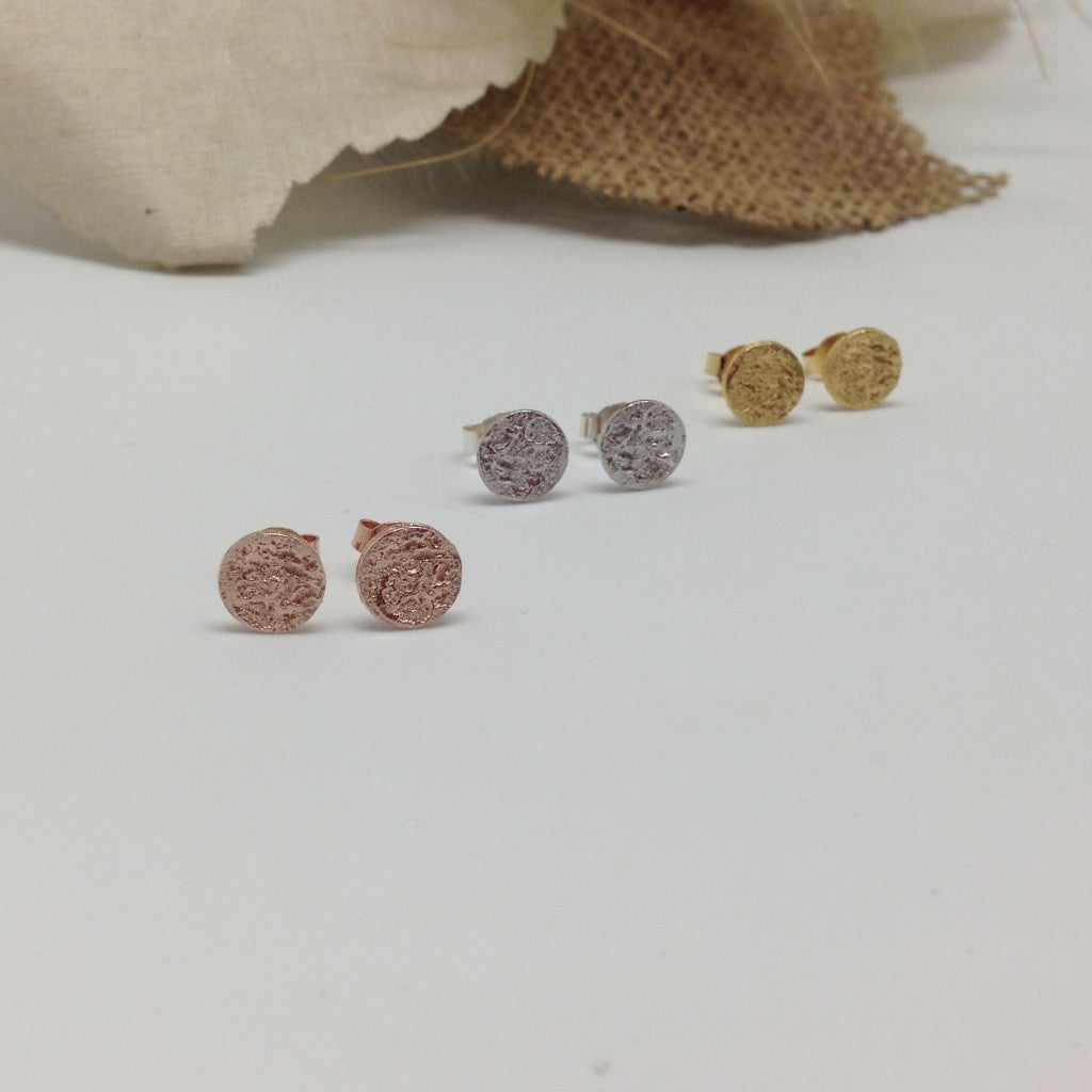 oorbellen concrete schijfjes in zilver, verguld en rood verguld