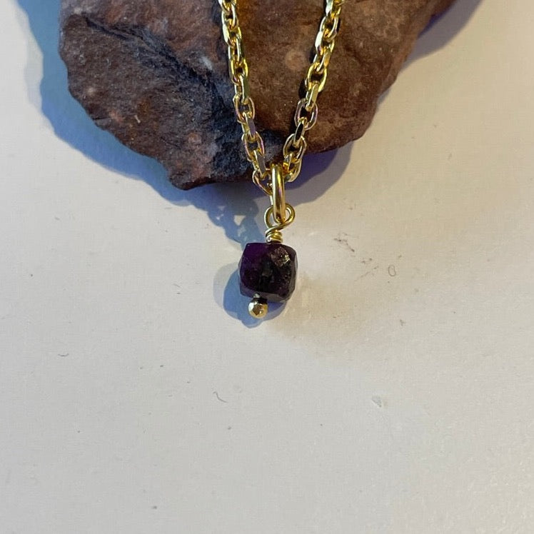vergulde ketting met geboortesteen juli robijn