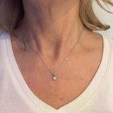 Zilveren ketting met geboortesteen pinkopaal op hals