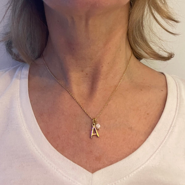 Vergulde ketting met geboortesteen oktober opaal op hals en letter A