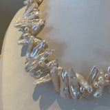 Collier met biwaparels en ei-vormige witte parels closeup