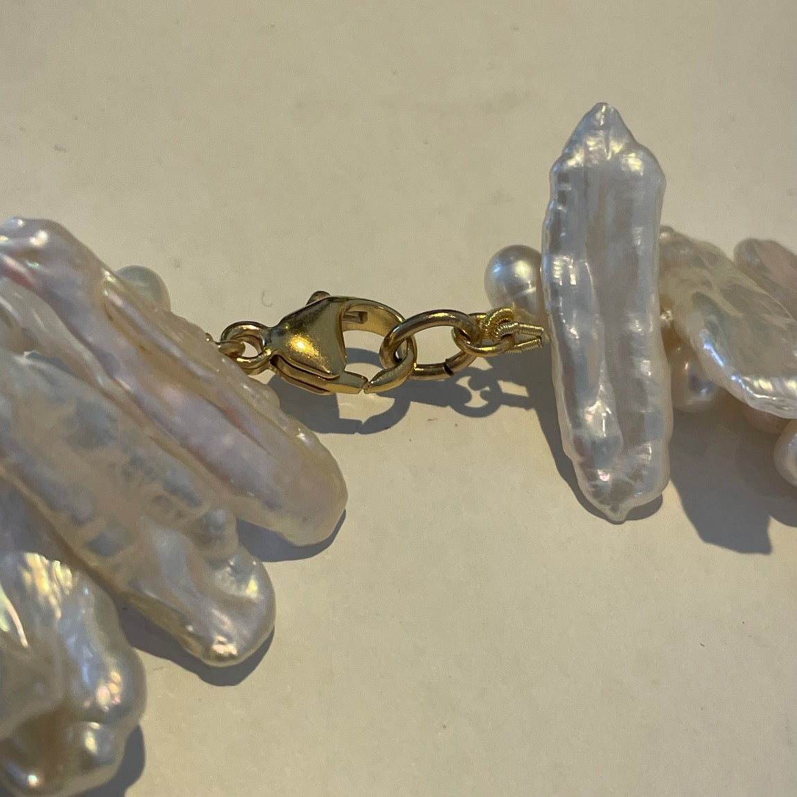 vergulde sluiting Collier met biwaparels en ei-vormige witte parels