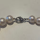 Collier met grote witte parels met zilveren karabijnslot