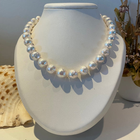 Collier met witte onregelmatige parels