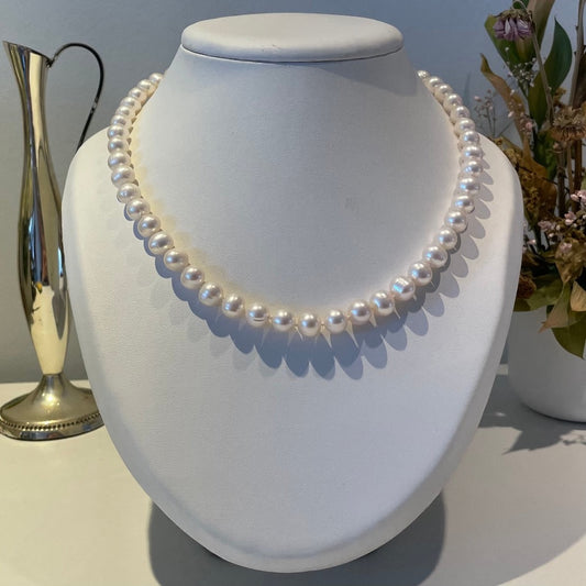 Collier met witte zoetwaterparels