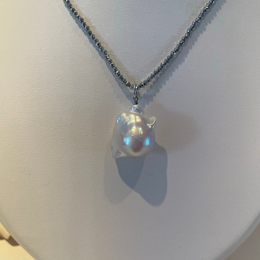 Collier van hematiet met barokparel close up vooraanzicht