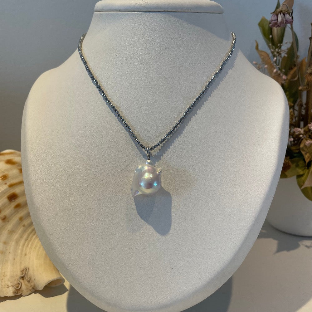 Collier van hematiet met barokparel