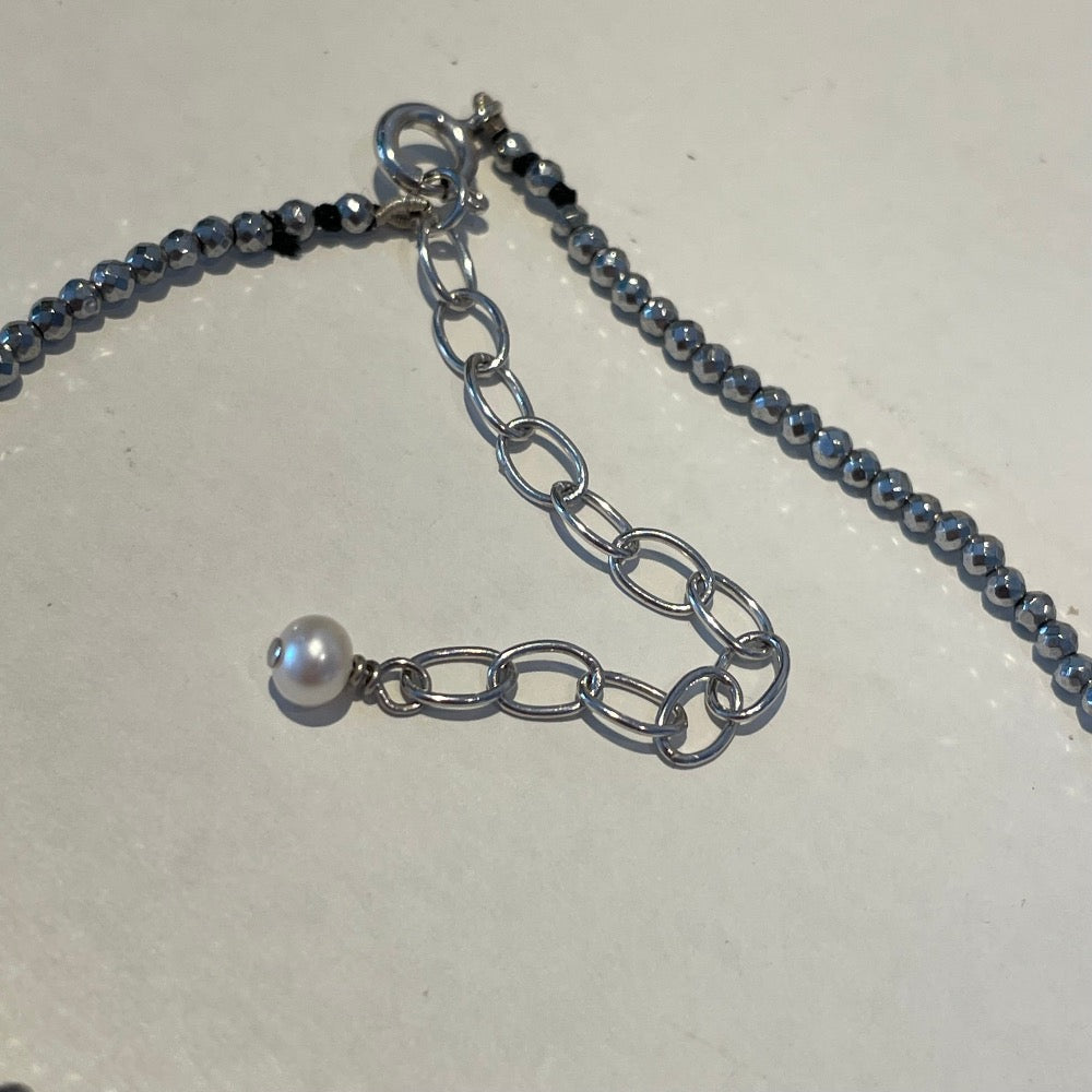 zilveren sluiting en verlengstuk Collier van hematiet met barokparel