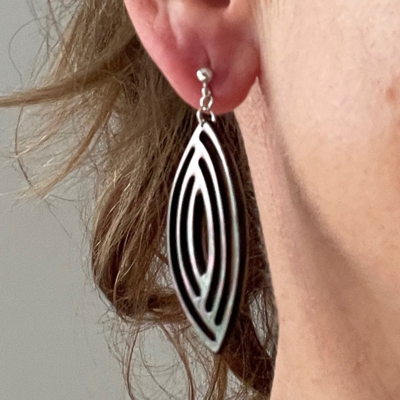 Zilveren oorsteker met zwarte parelmoer mandala navette op oor