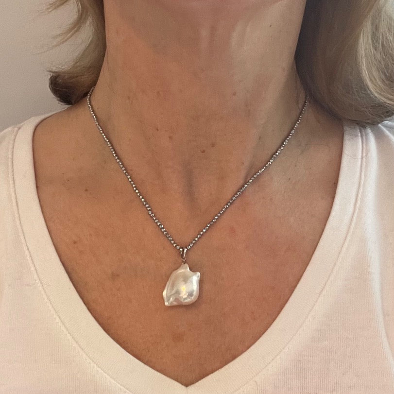 collier hematiet barok hanger op hals