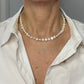collier klein witte barok zoetwaterparels op de hals 