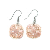 roze parelmoer mandala oorbellen op witte achtergrond