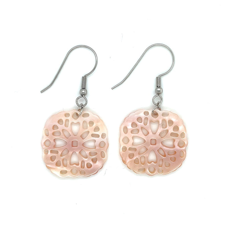 roze parelmoer mandala oorbellen op witte achtergrond