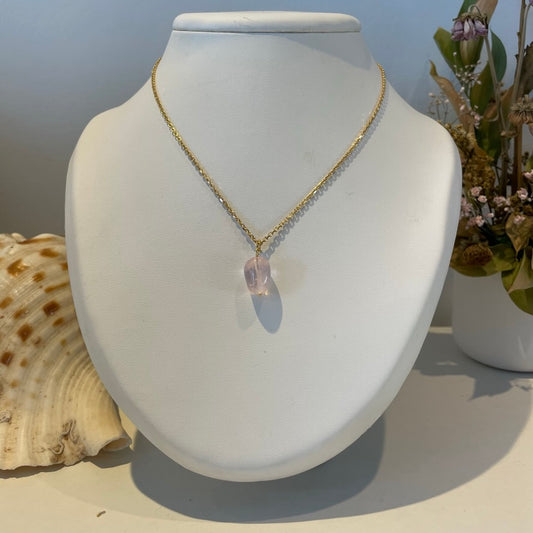 vergulde ketting met helende steen rozenkwarts