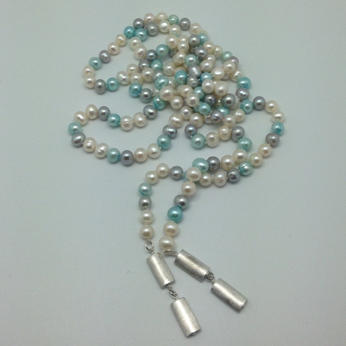Collier met witte, grijze en blauwe zoetwaterparels te dragen als sjaal