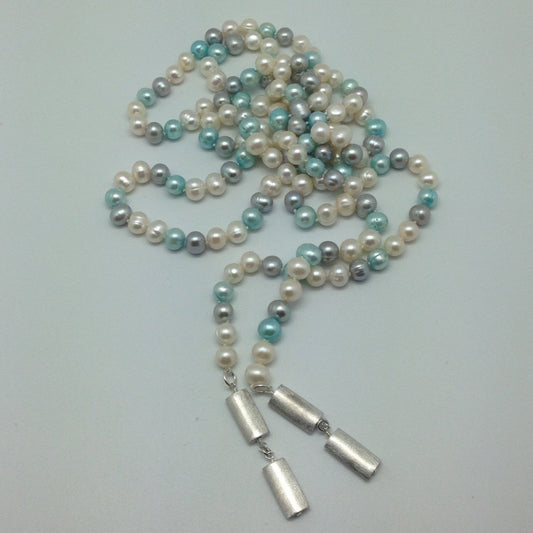 Collier met witte, grijze en blauwe zoetwaterparels te dragen als sjaal close up