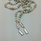 Collier met witte, grijze en blauwe zoetwaterparels te dragen als sjaal
